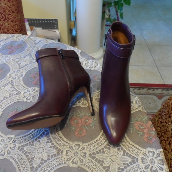 Coach Burgundy Calf Leather Ankle Boots w/ Buckle Detail Size 6M - Picture 3 of 16